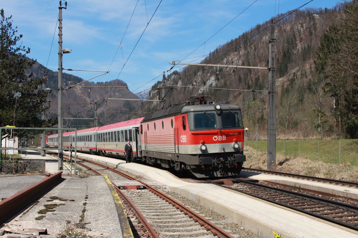 Im Bahnhof Hinterstoder warten am 12.4.2025 die 1144 282 und die 1144 263 mit dem IC507  Kremstal  von Linz Hbf nach Graz Hbf auf die Weiterfahrt.
Die 1144 282 hatte am 1.12.2015 im Polleros Tunnel einen Unfall mit einem Güterzug, noch immer gut zu erkennen an der neu lackierten Front.
