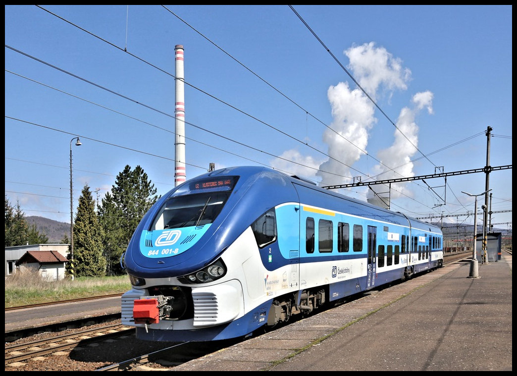 Im Bahnhof Kadan Prunerov wartet hier am 19.4.2023 um 11.30 Uhr der CD Triebwagen 844001-8 auf Fahrgäste für die Fahrt nach Klasterec nad Ohri.