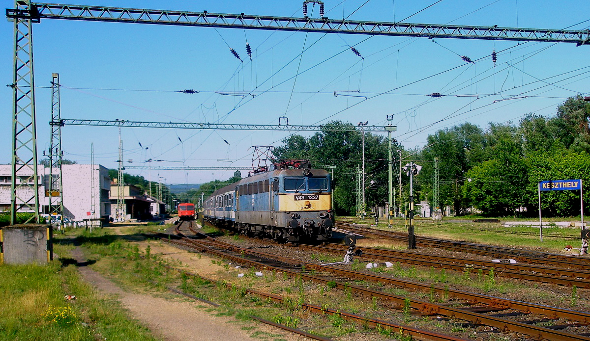 Im Bahnhof Keszthely wartet V43 1337 am 11.06.2011 auf die Abfahrt nach Budapest