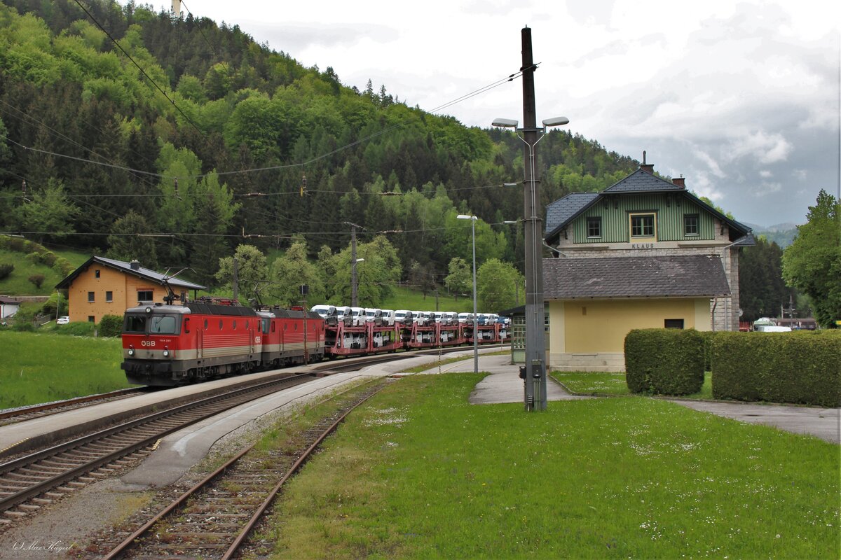 Im Bahnhof Klaus an der Pyhrnbahn warten am 13.5.2023 die 1144 286 und die 1144 222 mit dem DG54593 von Linz Vbf nach Villach Süd Gvbf auf die Weiterfahrt.
