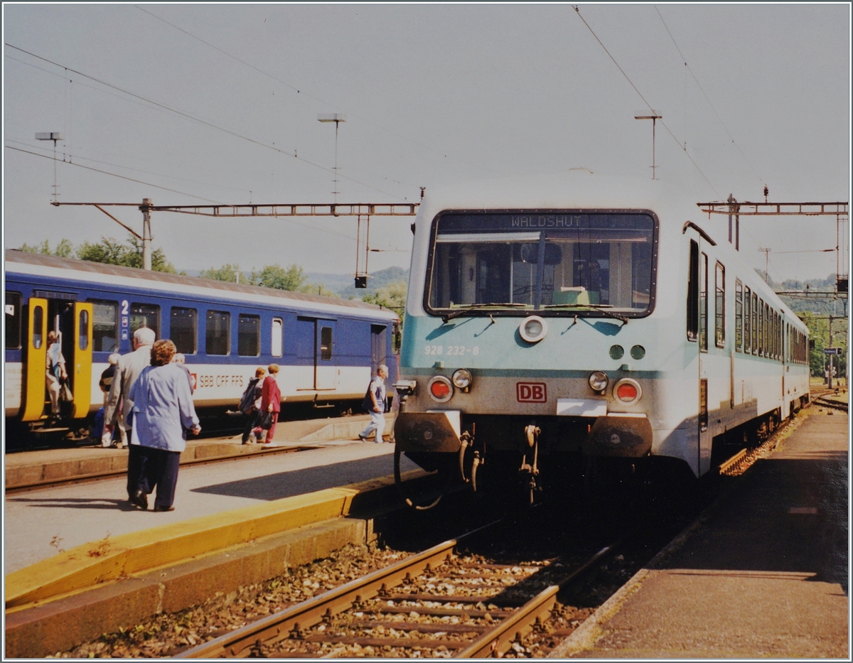 Im Bahnhof von Koblenz wartet ende Mai 1999 der DB 628/928 232-8 auf die Abfahrt nach Waldshut. Wenige Tage später wurde der Betrieb auf elektrische Schweizer-Triebwagen umgestellt. 

Analogbild vom 30. Mai 1999