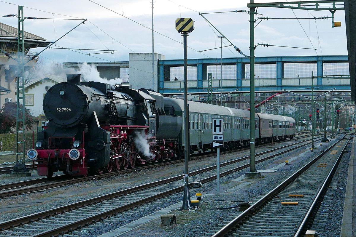 Im Bahnhof von Konstanz steht 52 7596 mit dem am Morgen des 14.12.2018 in Horb gestarteten Weihnachts-Express der Eisenbahnfreunde Zollernbahn. Am späten Nachmittag wird die Dampflok den Sonderzug wieder zurück nach Horb ziehen.