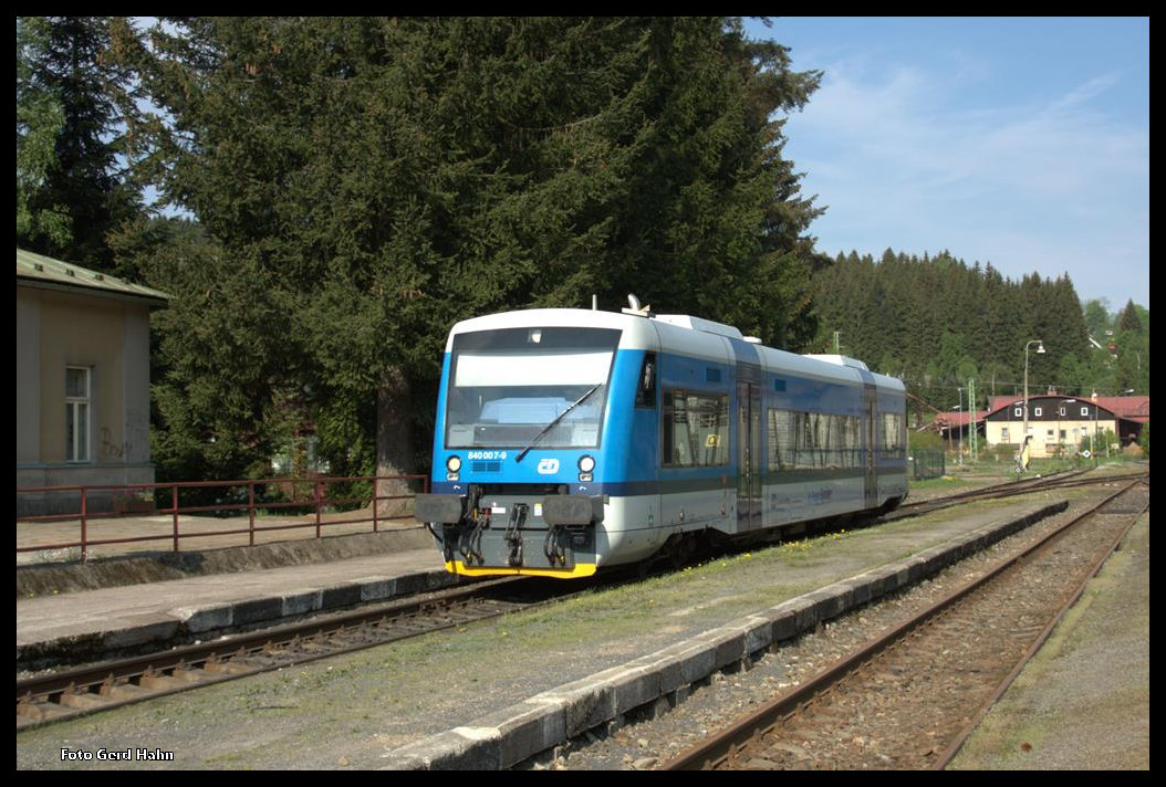 Im Bahnhof Korenov wartet CD Stadler Triebwagen 840007 am 24.5.2016 auf Fahrgäste nach Tanvald.