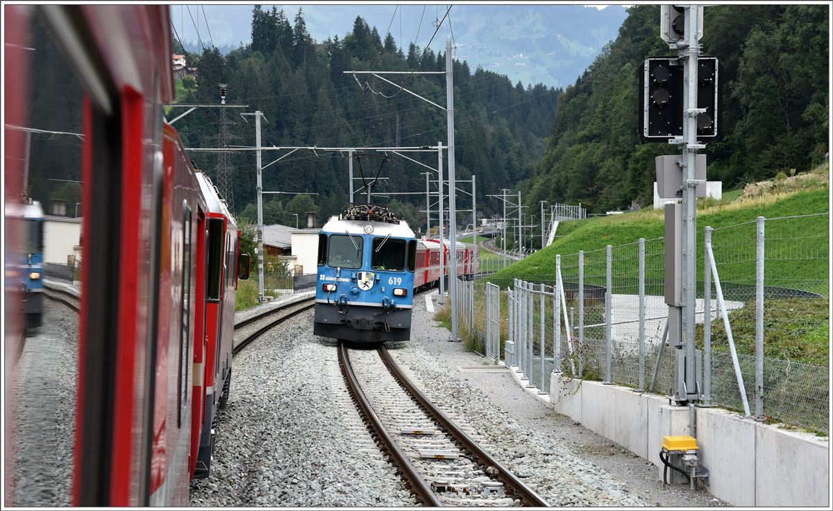 Im Bahnhof Küblis sind wegen des Umbaus momentan keine Zugskreuzungen möglich . RE1257 mit der Ge 4/4 II 619  Samedan  wartet deshalb auf dem kurzen Doppelspurabschnitt Seite Fideris. (30.08.2016)