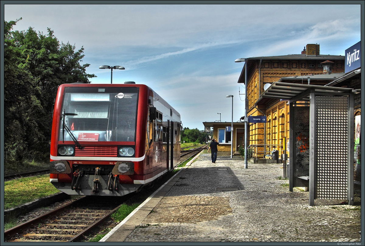 Im Bahnhof Kyritz legt VT 504 006 am 22.07.2016 einen kurzen Halt ein, bevor es weiter nach Neustadt (Dosse) geht.