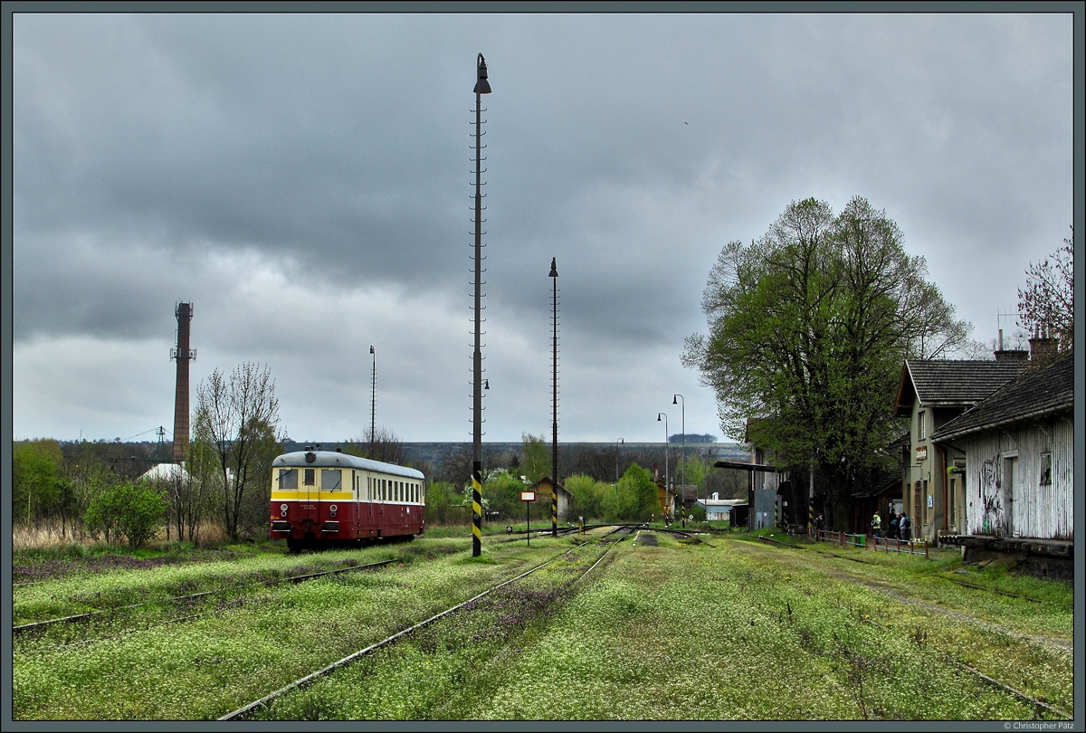 Im Bahnhof Libochovice wartet M262.1183 auf die Rückfahrt nach Roudnice nad Labem. Der Abschnitt Libochovice - Straškov wird seit Ende März 2016 wieder an Wochenenden von der Ausflugslinie T5 Libochovice - Roudnice nad Labem befahren, nachdem der Reisezugverkehr 2006 eingestellt wurde. (17.04.2016)