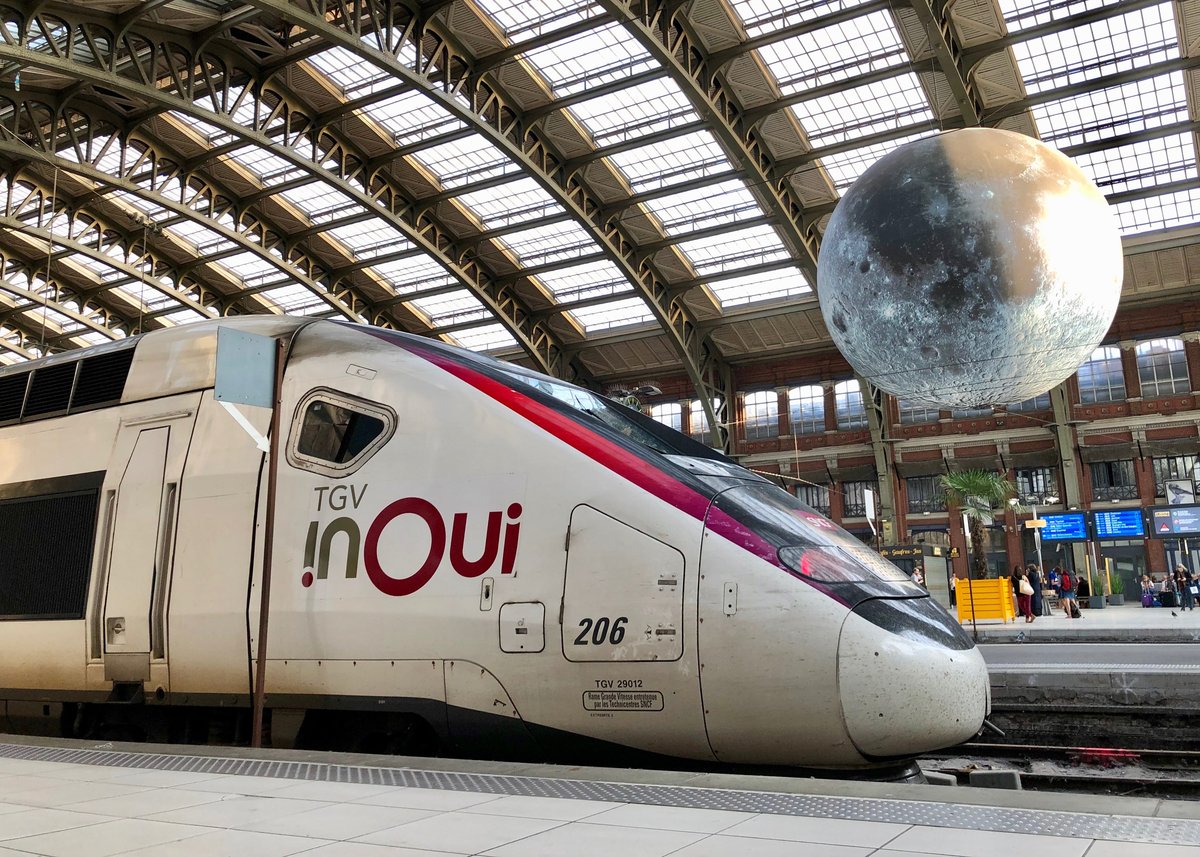 Im Bahnhof Lille Flandres hängt ein riesiger Mond von der Decke. Hinter der Kulisse eines TGV Duplex in der inOui-Lackierung. 21.08.2019.