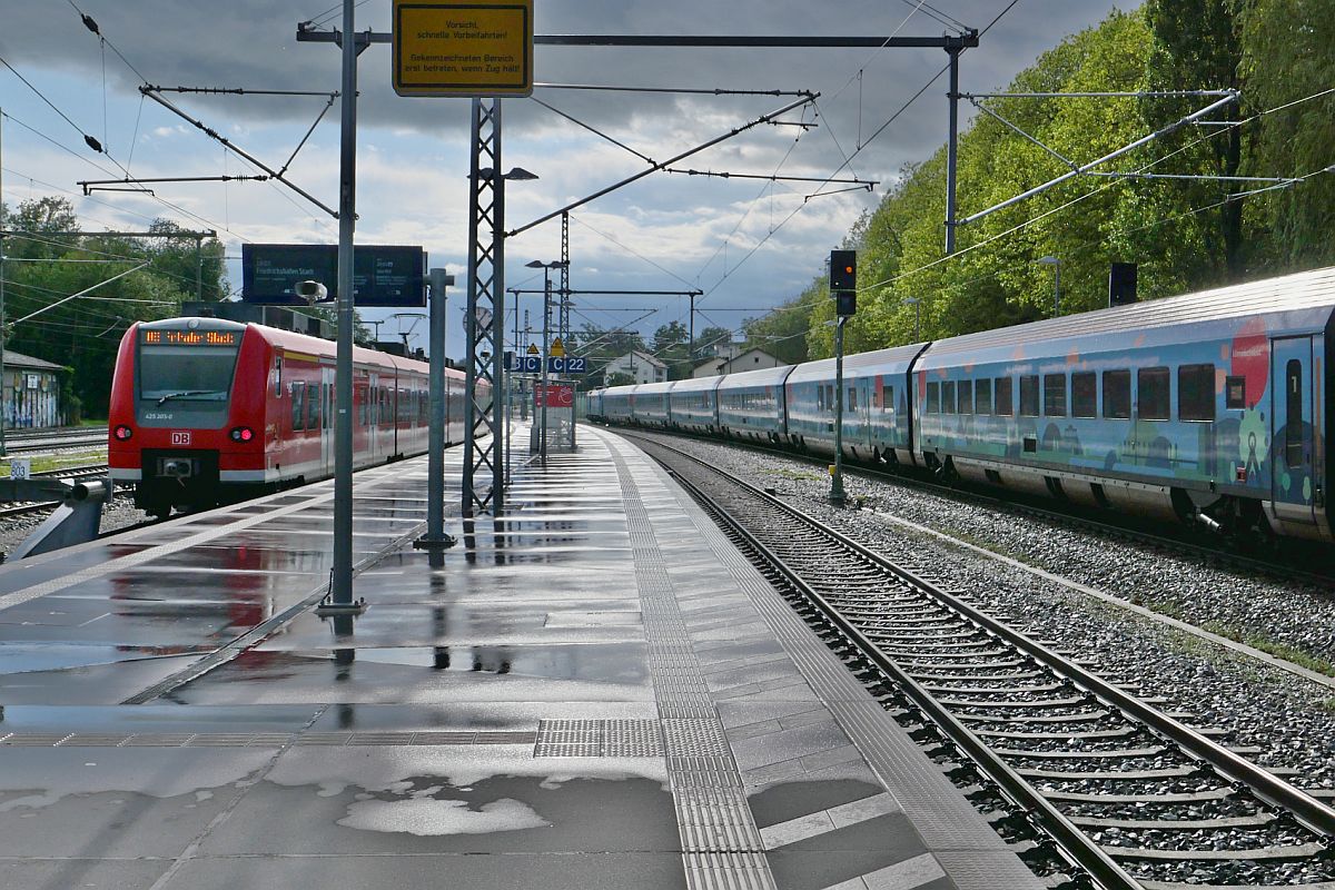 Im Bahnhof Lindau-Reutin steht 425 305-0 als RE 3 / 32696 bereit, um kurz nach dem RJ 890, Bregenz - Frankfurt (M), nach Friedrichshafen Stadt zu fahren (07.08.2023)
