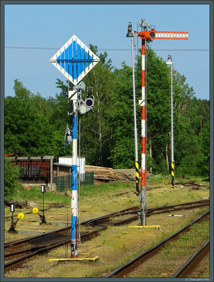 Im Bahnhof Martinice v Krkonoších sind noch Formsignale im Einsatz. Links das Verschubsignal Se 2, rechts das Ausfahrsignal S 24. (03.06.2017)