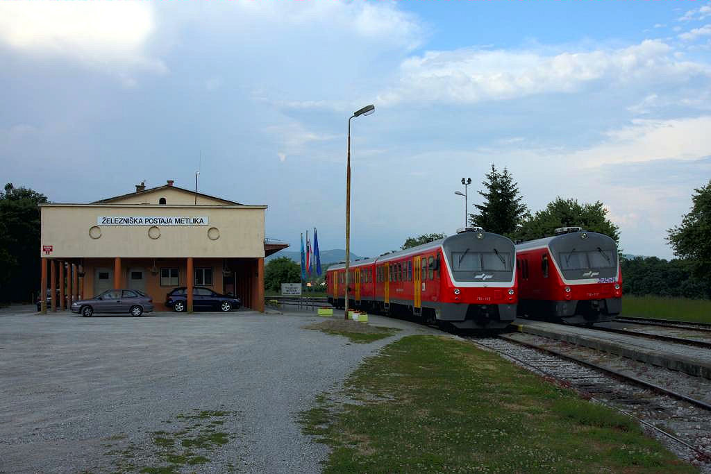 Im Bahnhof Metlika stehen am 23.5.2011 die Sz Triebwagen 715112 und 713117.