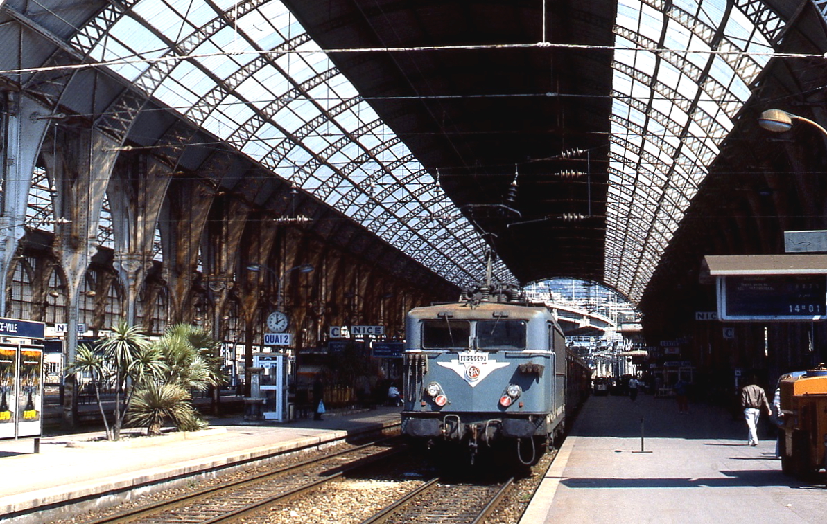 Im Bahnhof Nice/Nizza wartet BB 25667 mit einem Personenzug im März 1987 aúf die Abfahrt in Richtung Menton