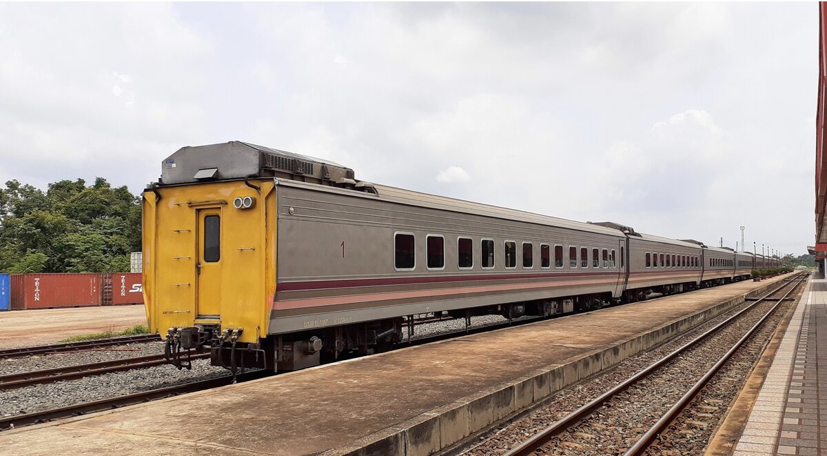 Im Bahnhof Nong Khai abgestellter Schlafwagenzug, bestehend aus klimatisierten Wagen der 1. und 2. Klasse. Der Zug kommt abendlich als Nachtzug auf der Strecke Nong Khai - Bangkok zum Einsatz (Nong Khai, 23.05.2022). - Nong Khai liegt in Nordost-Thailand am Mekong, der hier die Grenze zu Laos bildet (unweit der laotischen Hauptstadt Vientiane), und ist Endstation der Nordost-Strecke (Bangkok - Nong Khai) der SRT.
