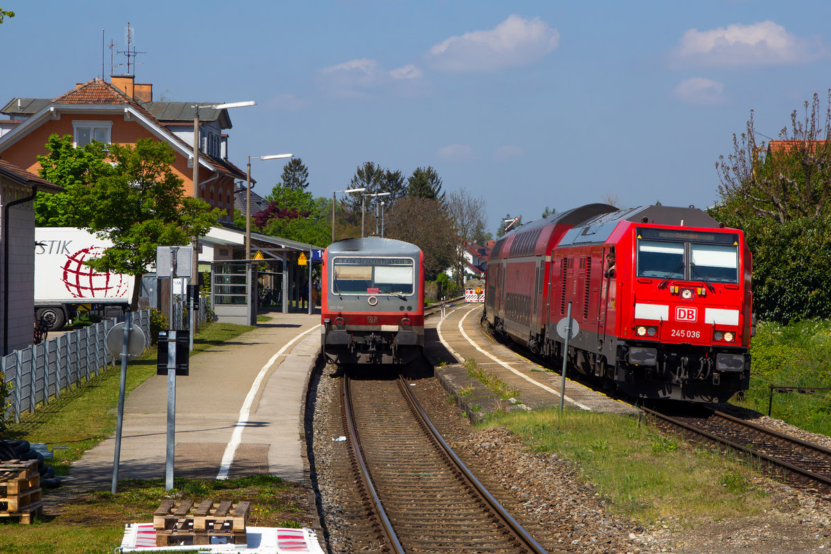 Im Bahnhof Nonnenhorn. 628 549 und 245 036