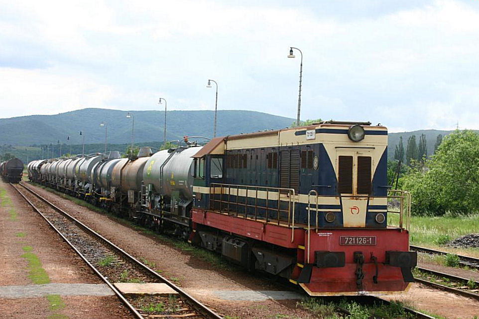 Im Bahnhof Novaky begegnet mir am 31.5.2005 721126 mit einem Kesselwagen
Zug.