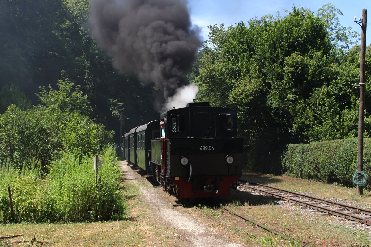 Im Bahnhof Pergern, der einst Abzweigbahnhof nach Bad Hall war, macht Lokf�hrer Franz nochmal kr�ftig den Regler auf bevor er den kurzen Personenzug geschickt zum stehen bringt.
Die 498.04 bespannte den Zug am 25.7.2026 von Gr�nburg nach Steyr Lokalbahnhof.