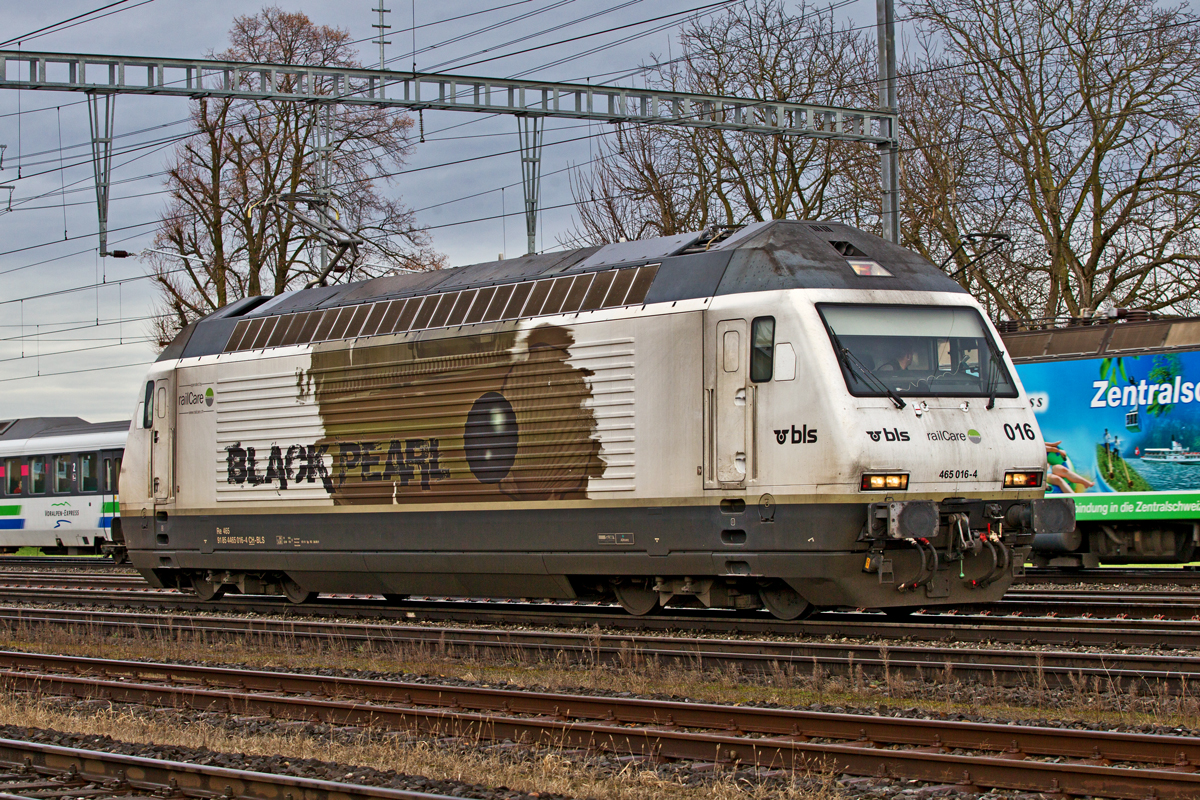Im Bahnhof Pfäffikon SZ kommt es zu einer seltenen Begegnung der BLS Lokomotive 465 016  Black Pearl  mit dem Voralpenexpress,wie man sieht...
Bild vom 9.2.2016