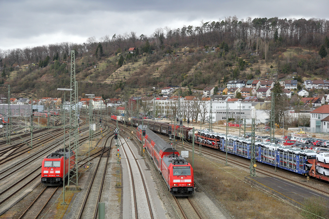Im Bahnhof Plochingen herrscht stets viel Verkehr.
Während der Güterzug rechts in Richtung Stuttgart fährt, kommt der von 146 209 bespannte RE grad aus der Landeshauptstadt.
Aufnahmedatum: 16. März 2018