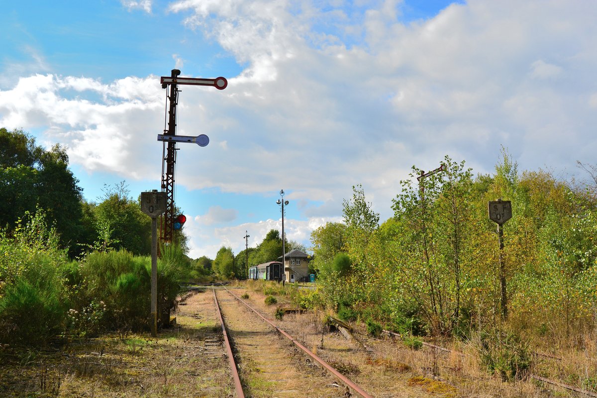 Im Bahnhof Raeren gibts viel zu entdecken. Unter anderen 2 aufgearbeitete Wagen der 3. Klasse.  Die Strecke wird von einem Verein gehalten und gepflegt. Die Strecke ist betrieblich gesperrt wodurch keine Fahrten möglich sind. 

Raeren 08.10.2016 