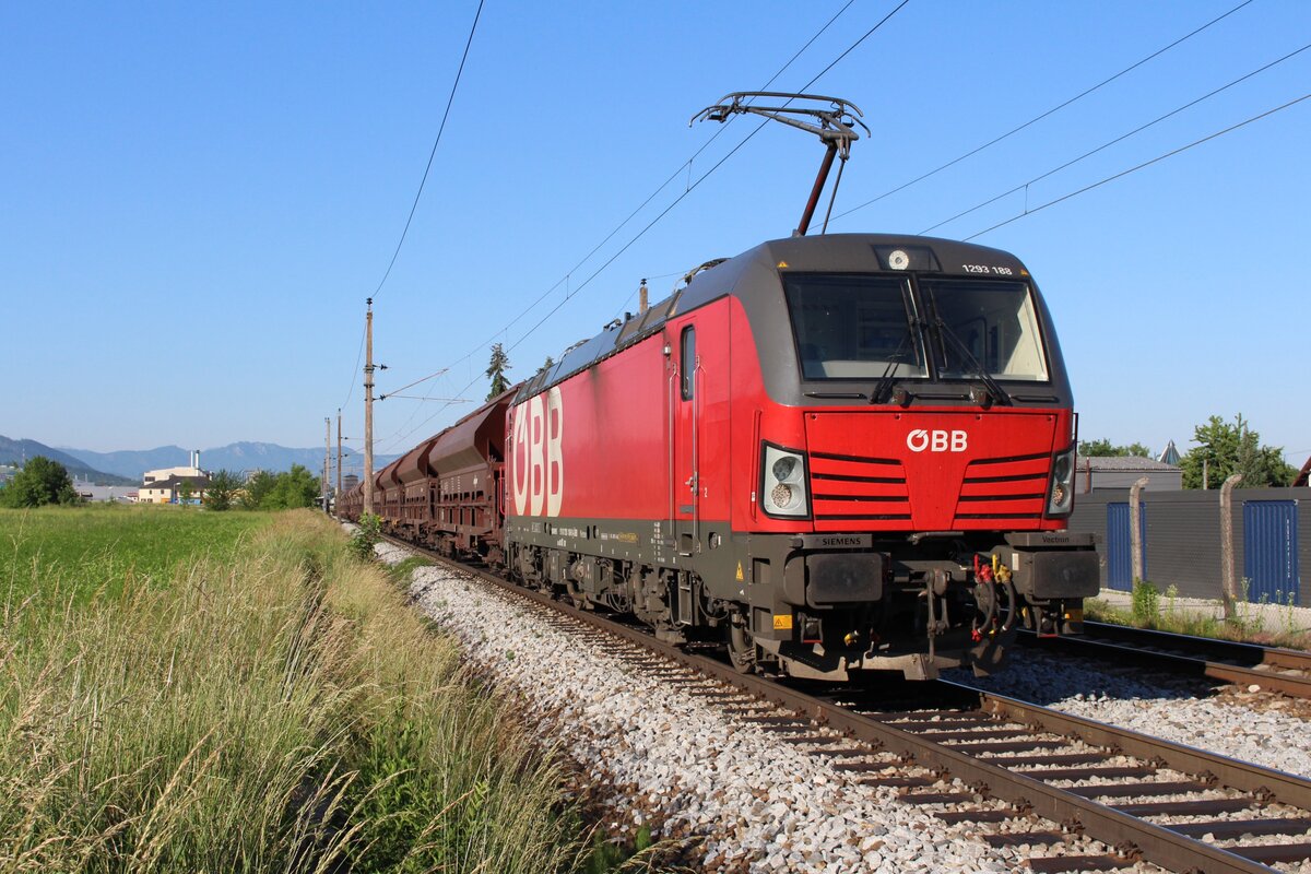 Im Bahnhof Ramingdorf-Haidershofen steht a Morgen des17.6.2021 der GAG48458 bespannt mit der 1293 188 und wartet auf die Weiterfahrt nach Linz Chemie.
Der Zug war mit natürlichem Phosphat beladen, das für die Herstellung von Düngemittel benötigt wird.
