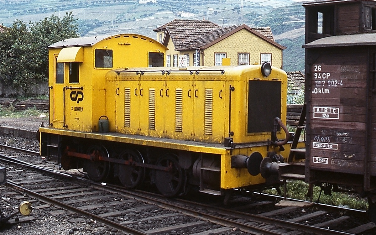 Im Bahnhof Regua an der Duoro-Linie wurde im April 1984 noch die 1948 von der Vulcan Foundry/England gebaute 011001-9 als Rangierlok eingesetzt