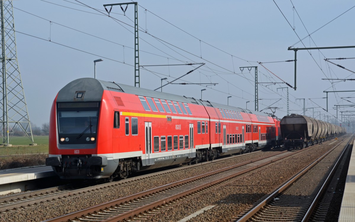 Im Bahnhof Rodleben kreuzte am 07.03.14 die RB Dessau-Magdeburg den Transcerealzug mit 482 046.