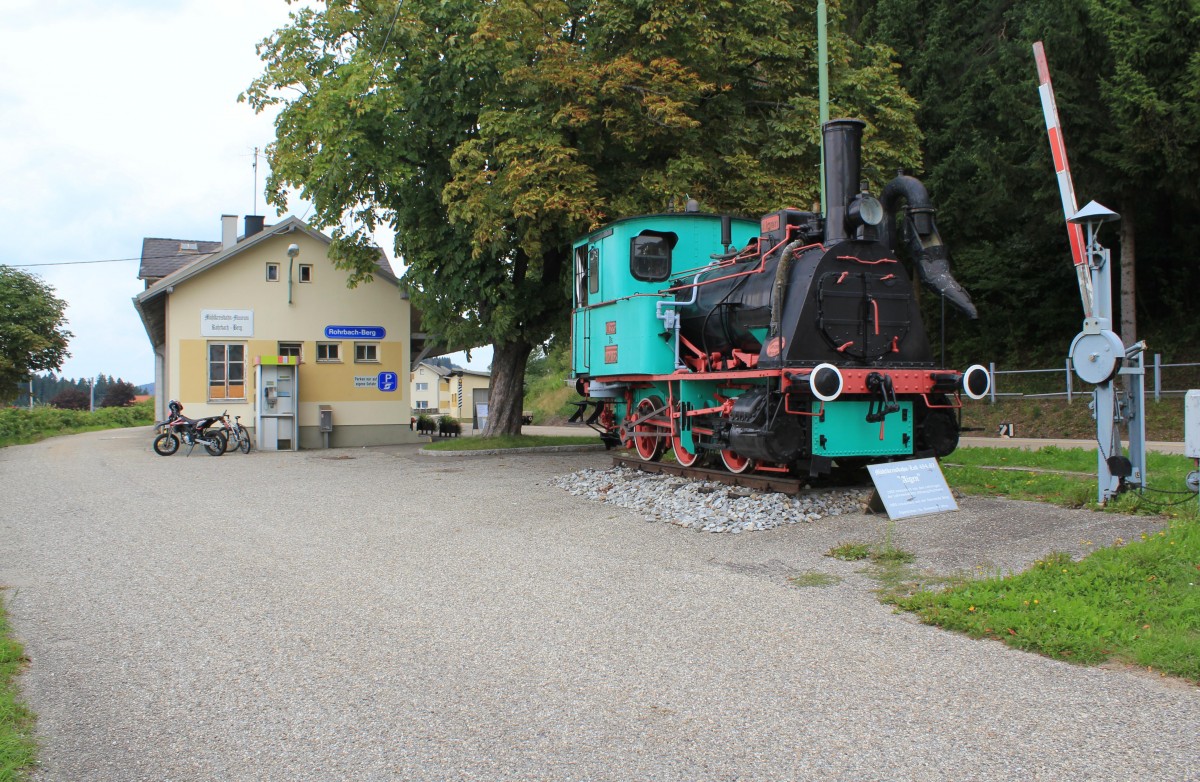 Im Bahnhof Rohrbach Berg ist das Mhlkreisbahnmuseum untergebracht.(bei Km 48,7 der Mhlkreisbahn)Im Vordergrund ist die  Aigen  abgebildet die erste Lokomitive auf der Mhlkreisbahn im Dienst von 1888 bis 1910, September 2013 