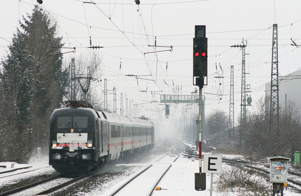Im Bahnhof Roisdorf wurde die von der DB angemietete ES 64 U2-017 nebst IC am 14. Februar 2010 abgelichtet.