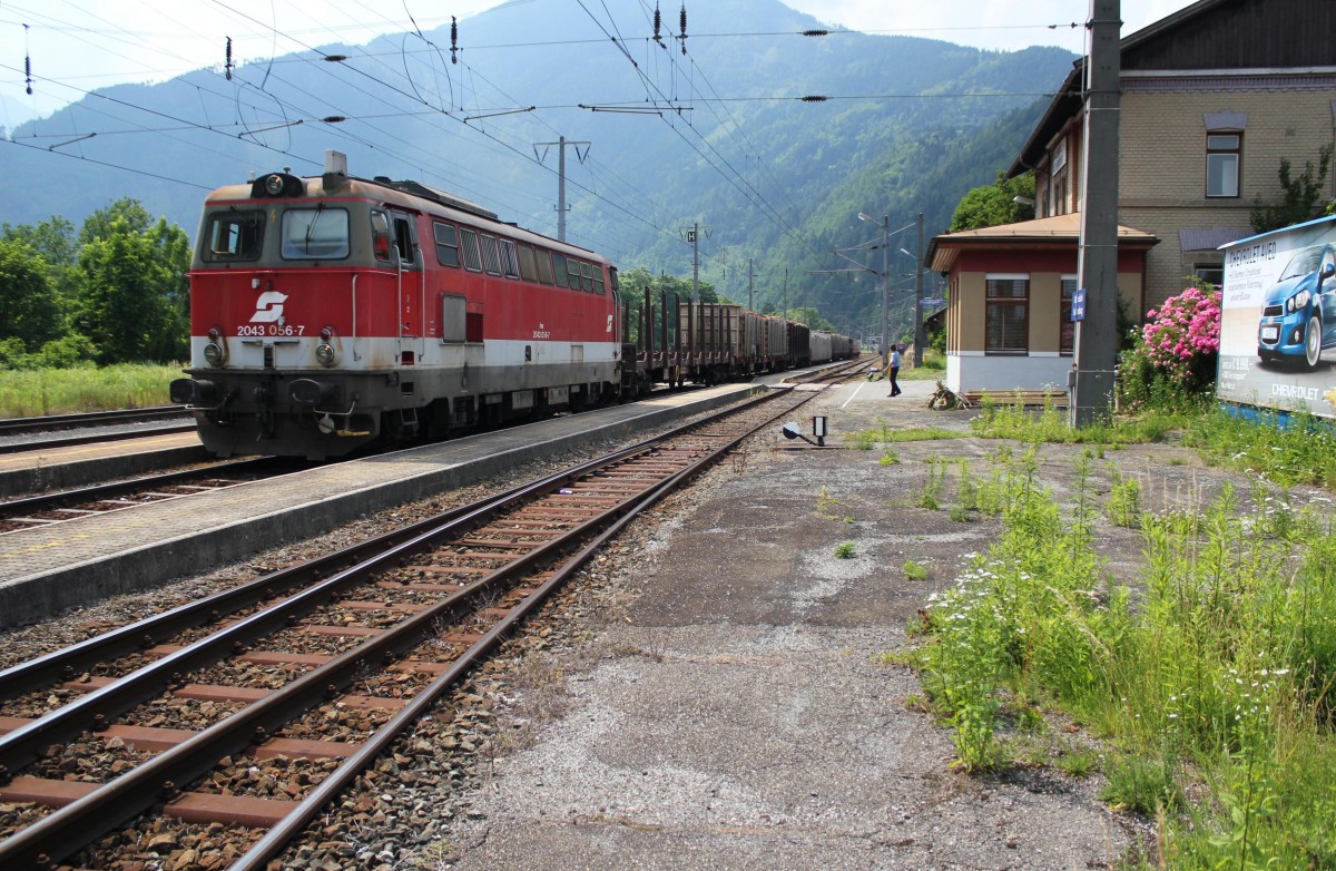 Im Bahnhof Sachsenburg / Mllbrcke (bei Km 210,6 der Drautalbahn) macht sich ein Gterzug bereit zur Weiterfahrt Richtung Spittal an der Drau, Juni 2012