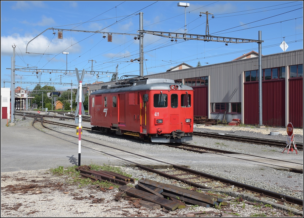 Im Bahnhof Saignelégier parkt während der Wochenendruhe der Gepäckwagen De 4/4. Er wurde 1953 gebaut und 1986 modernisiert. Juli 2017.