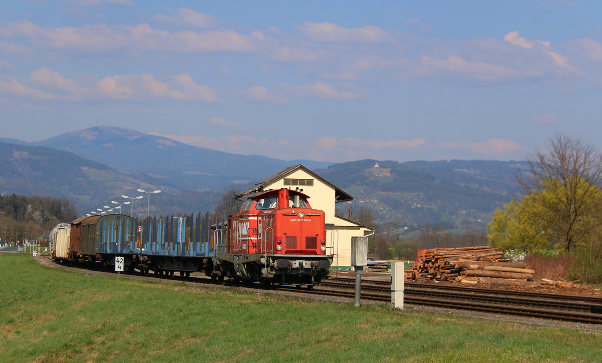 Im Bahnhof Sankt Martin im Sulmtal Bergla heißt es Kreuzungshalt für den Güterzug.
DH1100.2 am 3.April 2017