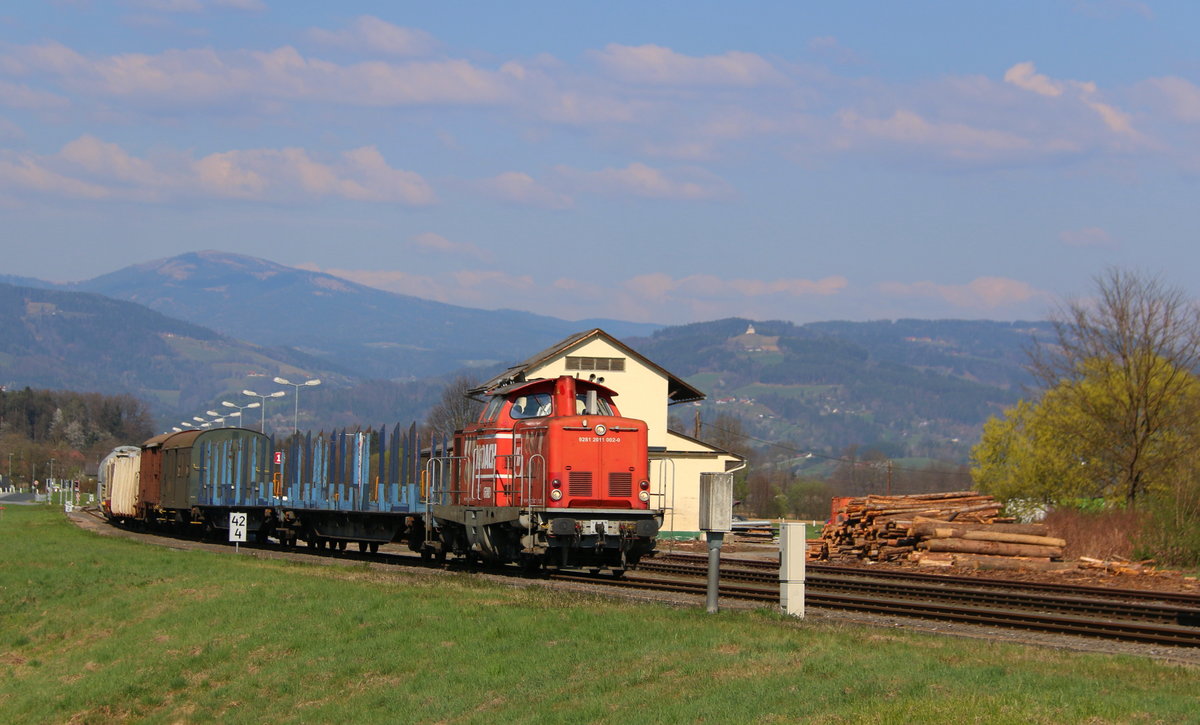 Im Bahnhof Sankt Martin im Sulmtal Bergla heißt es Kreuzungshalt für den Güterzug.
DH1100.2 am 3.April 2017