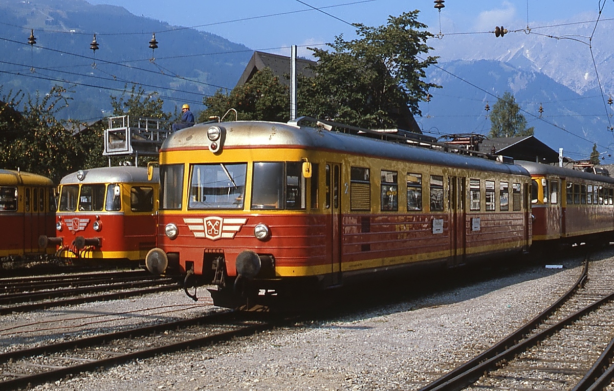 Im Bahnhof Schruns der Montafonerbahn ging es oft eng zu, die meisten Fahrzeuge waren(zur Freude des Eisenbahnfotografen) im Freien abgestellt, wie hier ET 10.101 (ex Bad Eilsener Kleinbahn ET 204) und dahinter der Turmtriebwagen X 10.903 (e ÖBB 5081.12)