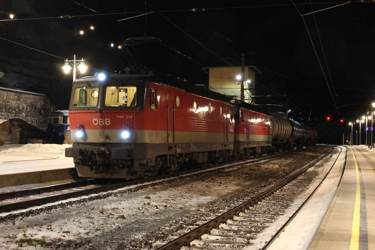 Im Bahnhof Semmering warten am 28.12.2021 die 1144 274 und die 1144 094 mit dem RID57709 auf ihrem Weg von Stadlau nach Graz Vbf auf die Weiterfahrt.