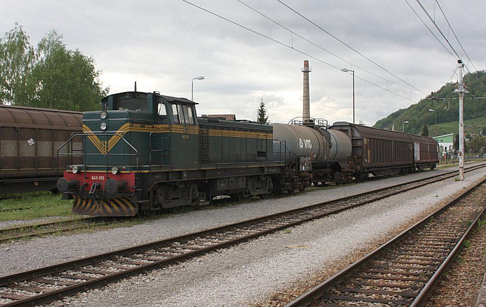 Im Bahnhof Sevnica iast am 29.4.2008 der Sammler mit Lok 643013 angekommen.