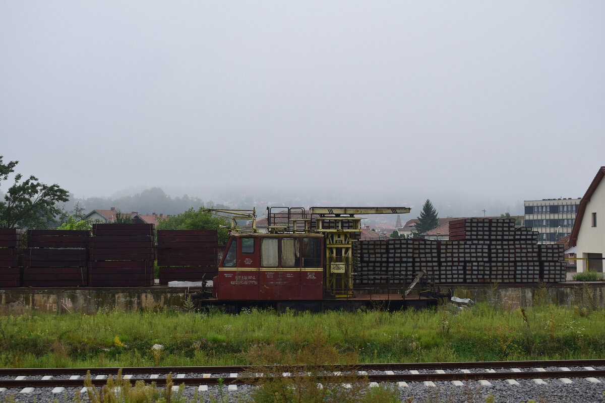 Im Bahnhof Sighisorara gibt es einen kleinen Bauhof der Compania Națională de Căi Ferate CFR S.A.. Dort stand der kleiner Triebwagen 232 027-2 für Arbeiten an der Oberleitung abgestellt.

Sighisoara 02.09.2025