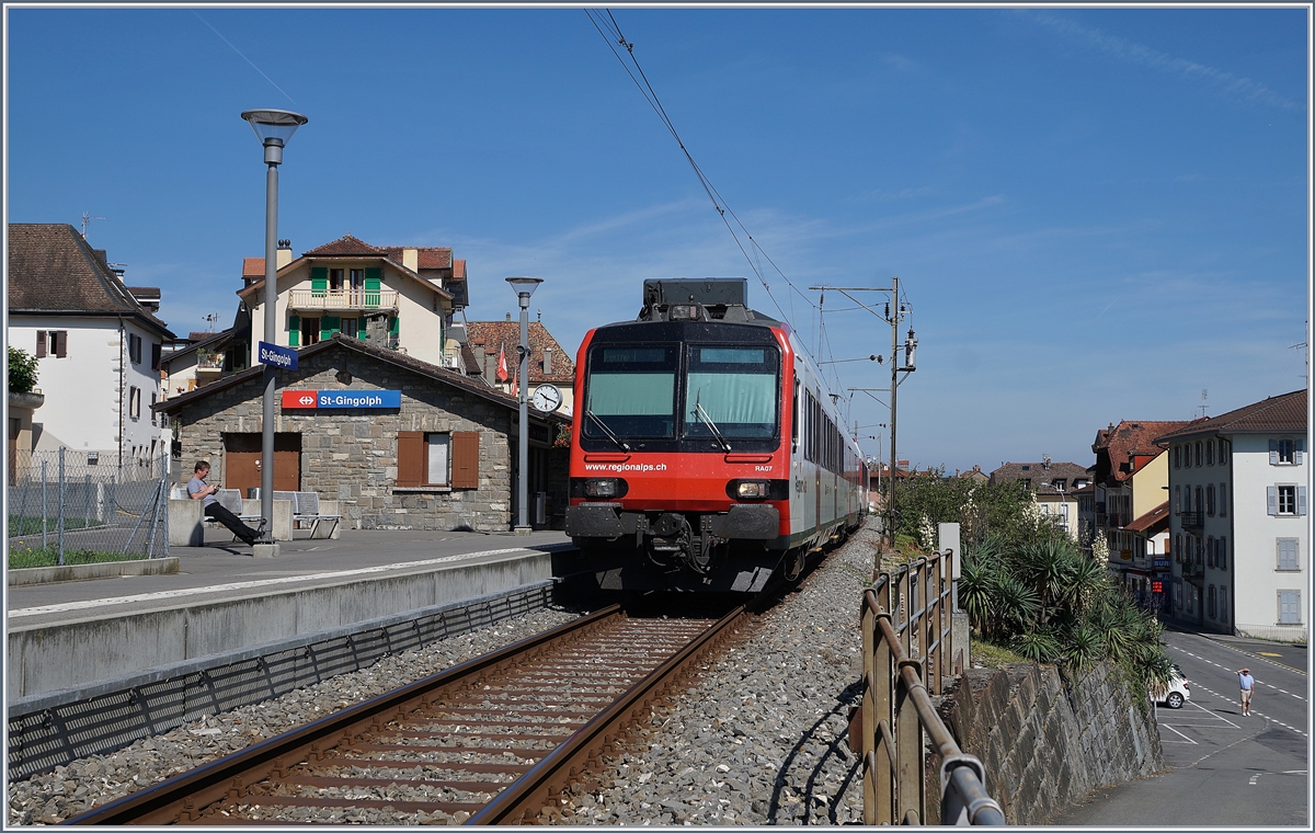 Im Bahnhof von St-Gingolph wartet ein Walliser Regio Alp Domino auf die Abfahrt als Regionalzug 6115 nach Brig. Zwischen der Ankunft um xx:06 und der Rückfahrt um xx:52 ist die Wendezeit äusserts grosszügig bemessen, so dass fast immer ein Zug im Bahnhof von St-Gingolph (Suisse) steht.

24. Juni 2019