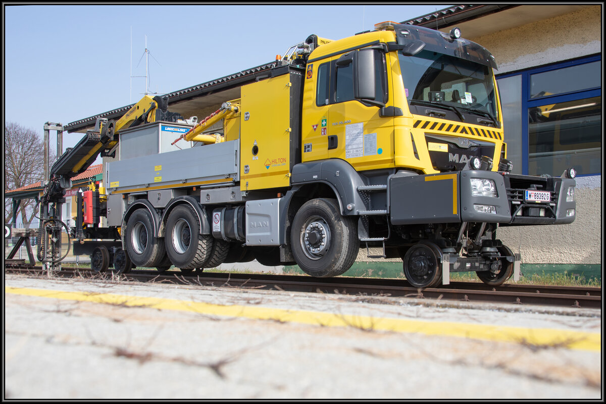 Im Bahnhof St. MArtin im Sulmtal Bergla wartet ein 2Wege LKW auf seine Arbeit in den Nachtstunden. 29.03.2022