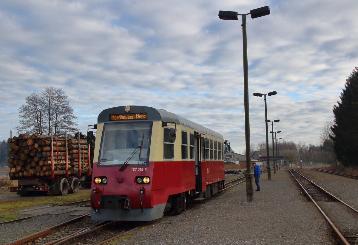 Im Bahnhof Stiege legt 187 019-5 als P8981 (Harzgerode - Nordhausen Nord) eine kleine Pause ein, denn er muss hier seinen Gegenzug nach Quedlinburg abwarten. Daneben steht die Konkurenz, wegen ihr gibt es bei der HSB so gut wie keinen Güterverkehr mehr.

Stiege, 17. Dezember 2016