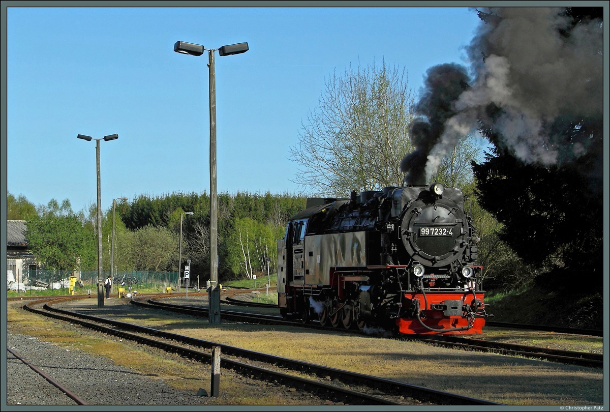 Im Bahnhof Stiege setzt 99 7232-4 an das andere Ende des P 8964 nach Quedlinburg. Links der Maschine sind die Streckengleise nach Quedlinburg (über Alexisbad und Gernrode) und Eisfelder Talmühle zu erkennen. (10.05.2015)