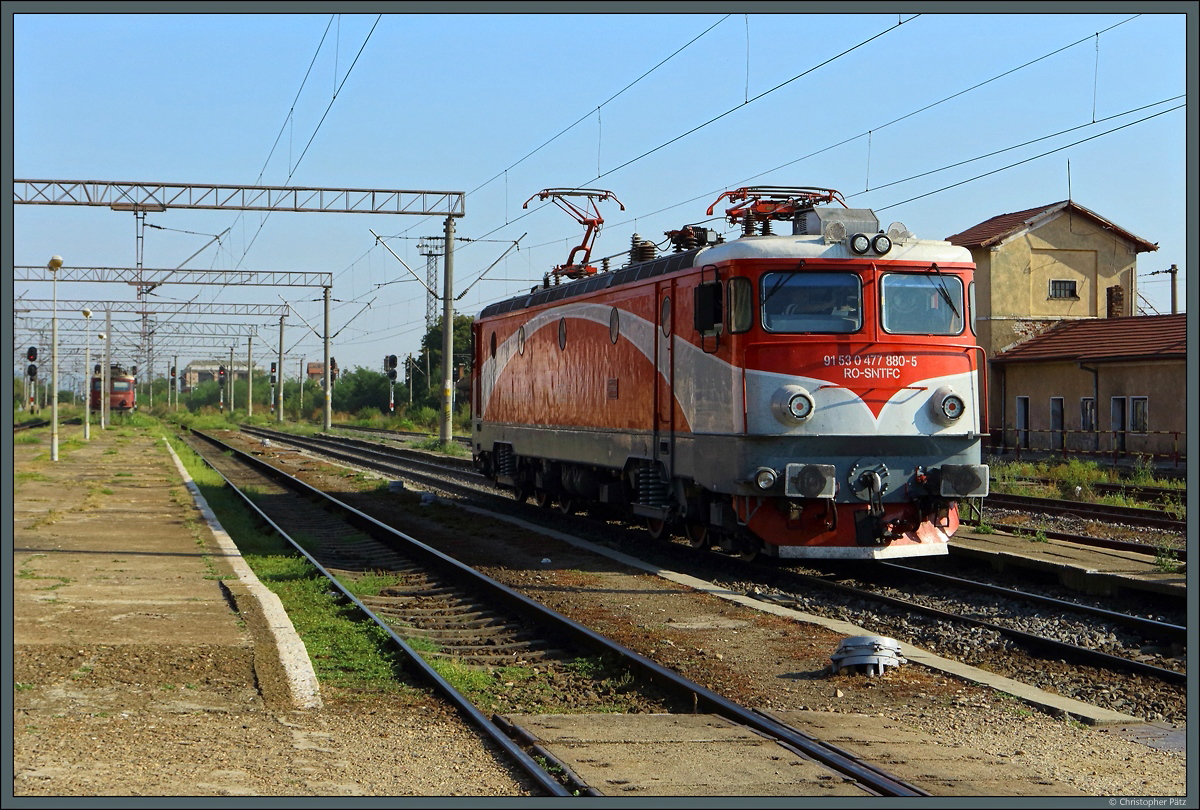 Im Bahnhof Teiuș setzt 477 880-5 der CFR ans andere Zugende des D 347  Dacia  um. (03.09.2019) 