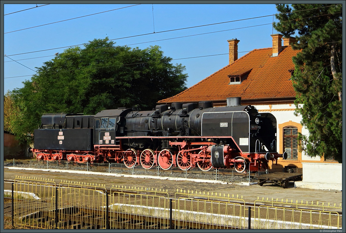 Im Bahnhof Teiuș steht 150 279 als Denkmallokomotive am Hausbahnsteig. Die Maschinen der Baureihe 150 sind ein Nachbau der deutschen Baureihe 50. (03.09.2019)