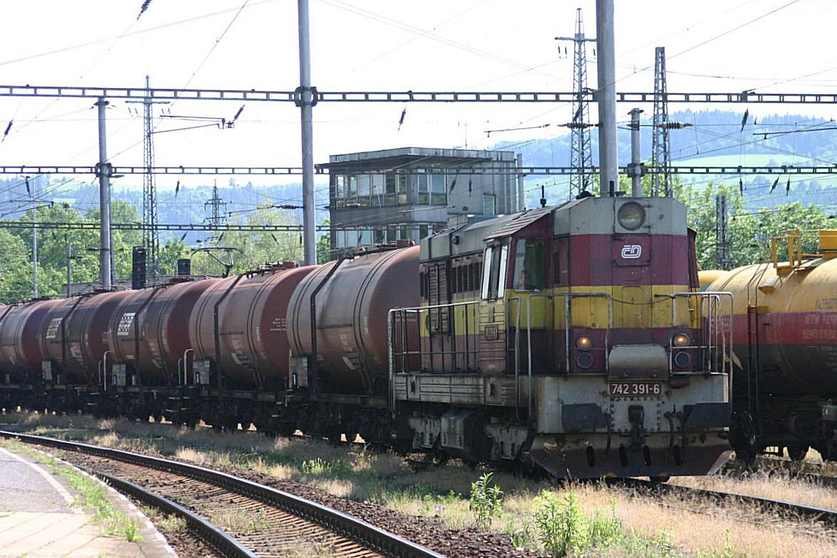 Im Bahnhof Valasskie Mezirici waren am 1.6.2005 etliche Tankzüge zu sehen.
CD 742391 rangierte u. a. mit einen Tankzug im Bahnhof Bereich.