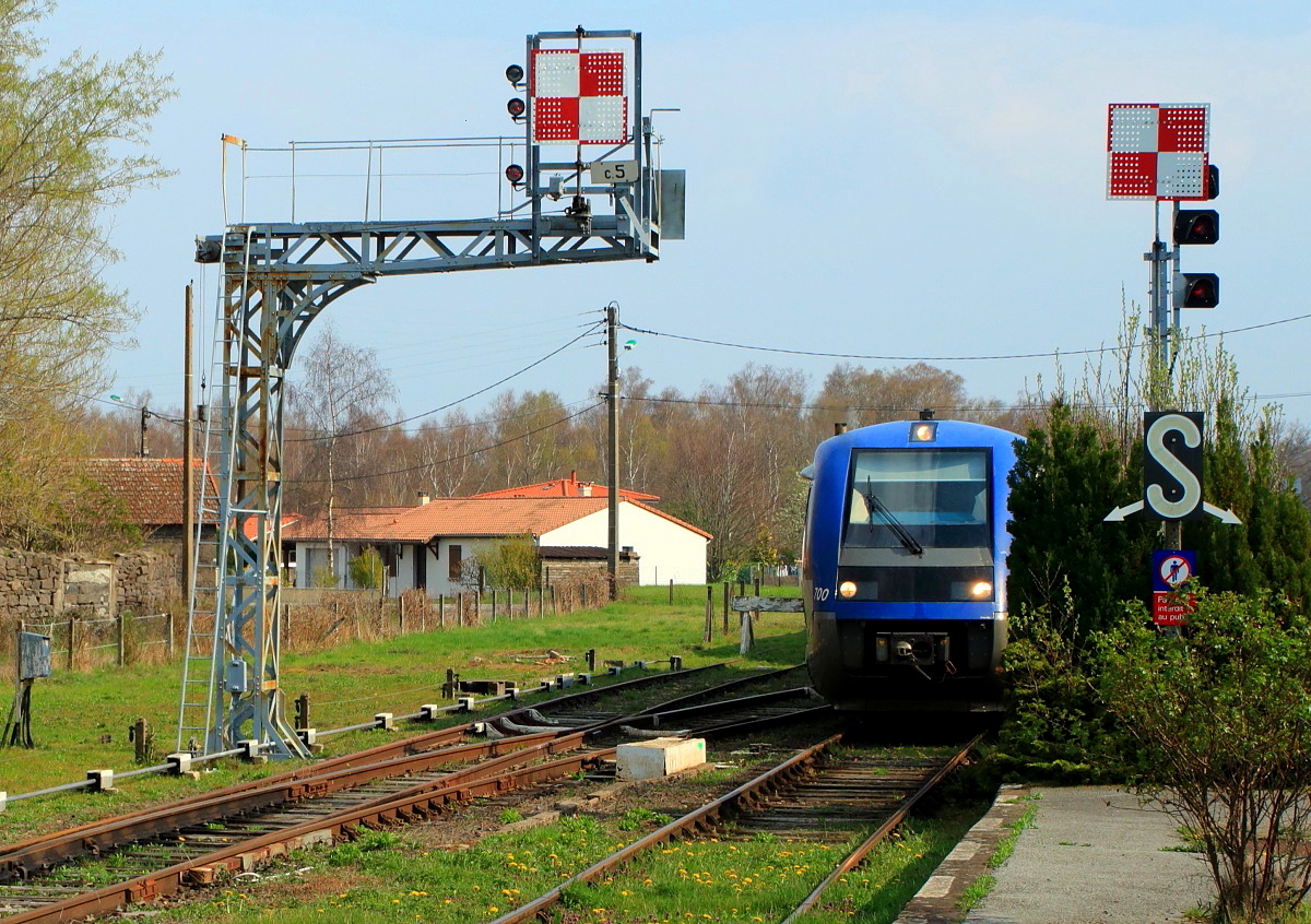 Im Bahnhof Volvic stehen noch die alten Signalanlagen, an denen der am 05.04.2017 aus Clermond-Ferrand kommende X 73700 vorbeifährt. Ab hier ist die früher über Ussel nach Brive-la-Gaillarde führende Strecke stillgelegt. Der Personenverkehr nach Clermont-Ferrand ist eher gering, wichtiger ist die Bedeutung der Strecke für den Güterverkehr (was wird hier wohl transportiert?).