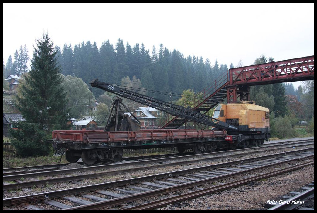 Im Bahnhof Vorokta stand am 14.10.2016 dieser vierachsige Schienenkran mit seinem Schutzwagen.