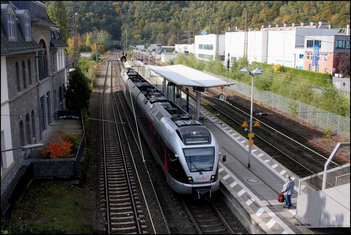 Im Bahnhof Werdohl erreicht man den Bahnsteig über eine Fußgängerbrücke. Dadurch ergab sich für mich am 18.10.2015 dieser Blick auf den ET 232104 von Abellio, der um 12.33 Uhr abfahrbereit nach Siegen am Bahnsteig stand.