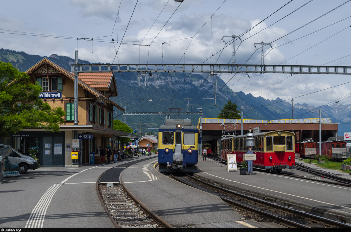 Im Bahnhof Wilderswil befinden sich Talstation und Depot der Schynige Platte Bahn. Hier besteht halbstündlich Anschluss an die Berner Oberland Bahnen nach Interlaken Ost, Lauterbrunnen und Grindelwald. BOB ABeh 4/4 306 ist gerade mit einem Zug aus Interlaken eingetroffen, während ein Zug auf die Schynige Platte zur Bergfahrt bereit steht. Man beachte auch das schöne Bahnhofsgebäude.
