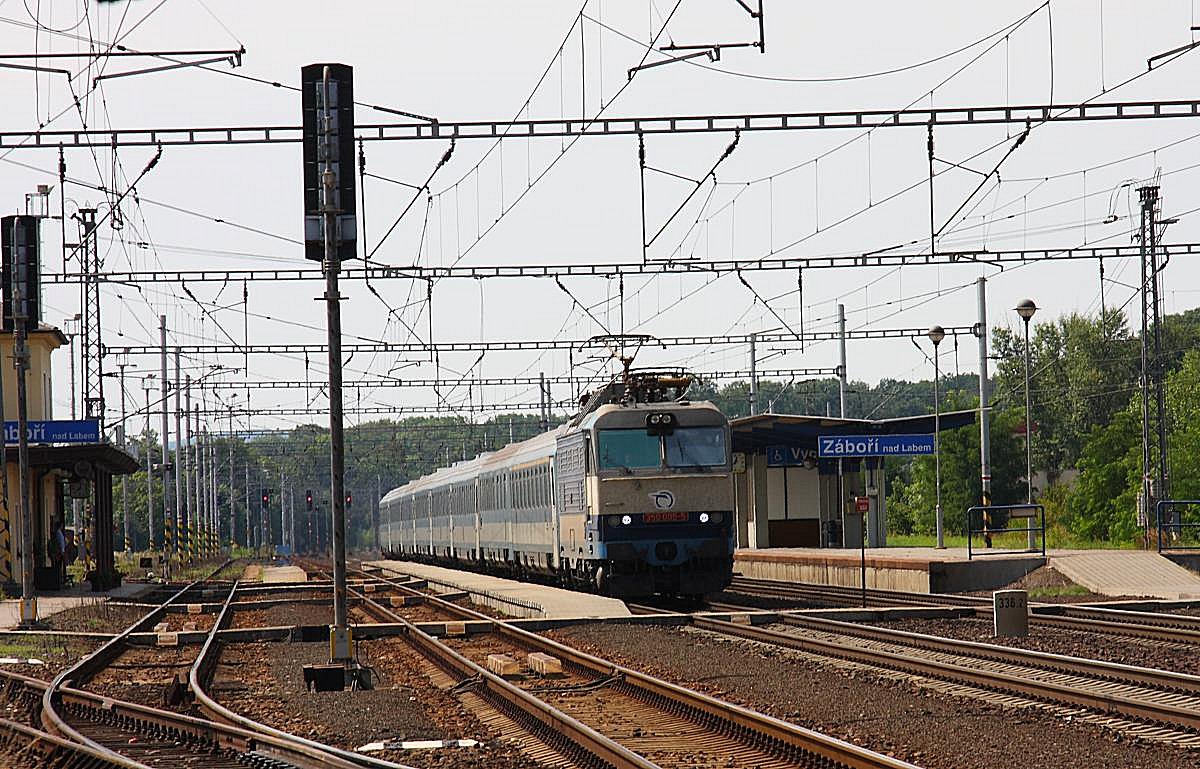 Im Bahnhof Zabori nad Labem auf der Strecke Prag - Kolin - Pardubitz gehören ausländische Lokomotiven zum fast stündlichen Erscheinungsbild. Hier kommt der ZSR Gorilla 350005 mit einer ungarischen Eurocity Garnitur aus Richtung Prag angebraust. Der Zug ist am 21.8.2011 auf dem Weg nach Budapest.