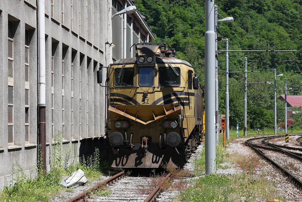 Im Bahnhof Zidani Most gibt es auch ein kleines Bahnbetriebswerk. Dort stand
am 26.5.2011 eine der letzten noch fahrfähigen SZ Elektroloks der Reihe 362 und zwar die 362-034.