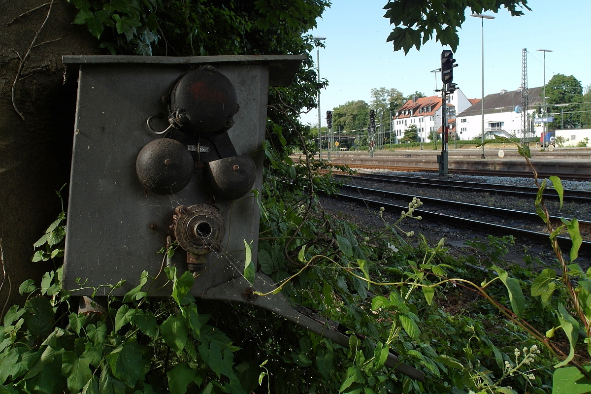 Im Bahnhofsumfeld von einem Weg aus im Gestrüpp entdeckt, interessant gefunden und fotografiert, aber keine Ahnung was das ist bzw. war. Aufnahme entstand am 05.06.2015 in Lindau, Standort öffentlich zugänglich.