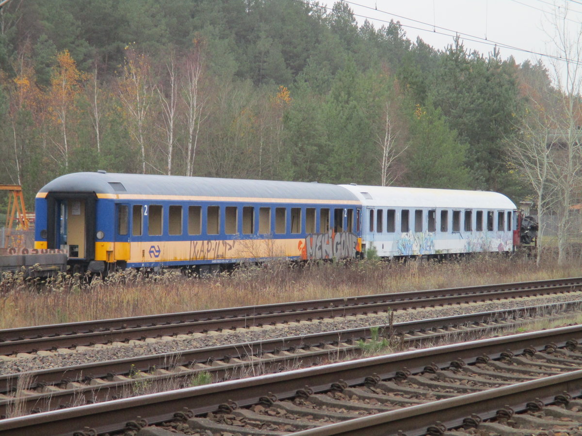 Im Bahnwerk Neustrelitz standen an der Ausfahrt Richtung Rostock sogar dieser NS Wagen am 24.November 2020. 